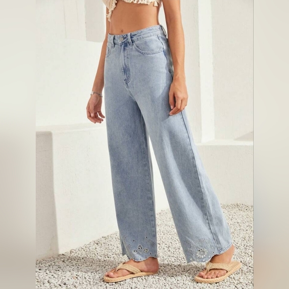 NWOT High Waist Light Wash Hem Detail Jeans | Size 26 - Picture 4 of 8